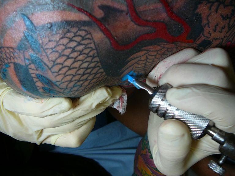 tetoviranje piercing, kroz tetoviranje, kroz tetoviranje piercing, prijenos može, rizik infekcije