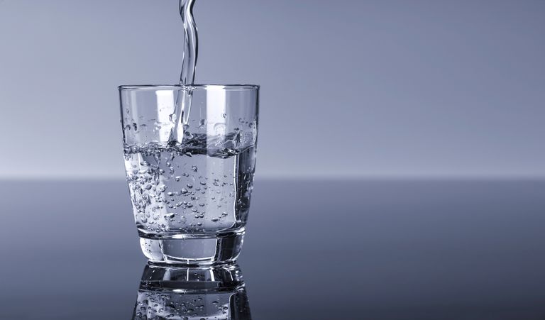 više vode, piti više, piti više vode, čašu vode, bocu vode