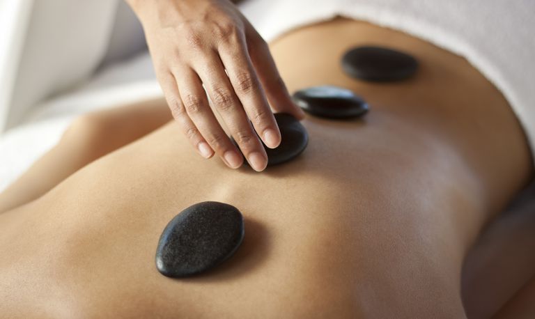 kamena masaža, vruće kamene, previše vruće, kamenje previše, kamenu masažu, masažni terapeut